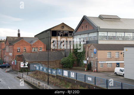 Sheffield, Regno Unito - 24 Gennaio 2016 : moderno capannone industriale e spazi laboratorio sedersi accanto a un vecchio, dismesse, rotto e trascurato ex fabbrica e Foto Stock