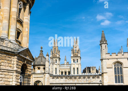 Storici edifici universitari visto in Oxford, Inghilterra Foto Stock