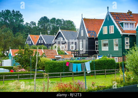 Il vecchio tradizionale case colorate in Olandese di villaggio di pescatori Marken. Foto Stock