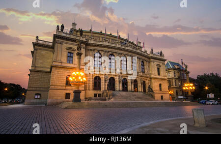 Casa dell'Orchestra Filarmonica Ceca e opera house - Rudolfinum a Praga Repubblica Ceca al tramonto con belle luci. Tramonto Foto Stock