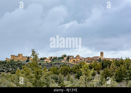A Pedraza, Segovia, Spagna; Marzo 2018: vista panoramica del Pedraza Borgo Medievale , in una piovosa giornata invernale Foto Stock