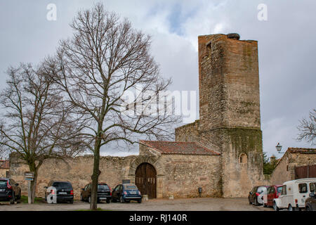 A Pedraza, Segovia, Spagna; Marzo 2018: vista delle rovine di una chiesa di Pedraza Borgo Medievale Foto Stock