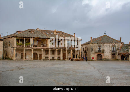 A Pedraza, Segovia, Spagna; Marzo 2018: Pedraza Borgo medioevale piazza principale tipica architettura Cityscape Foto Stock