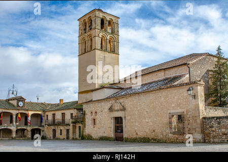 A Pedraza, Segovia, Spagna; Marzo 2018: la chiesa nella piazza principale di Pedraza in una piovosa giornata invernale Foto Stock