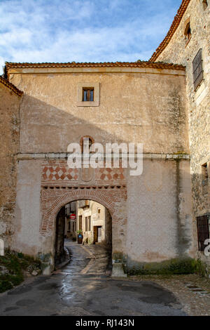 A Pedraza, Segovia, Spagna; Marzo 2018: la porta del borgo, è lui solo porta dell'antica fortezza di Pedraza in Segovia Foto Stock