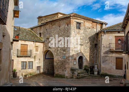 A Pedraza, Segovia, Spagna; Marzo 2018: la porta del villaggio e la prigione della villa, è lui solo porta dell'antica fortezza di Pedraza in Segovia Foto Stock