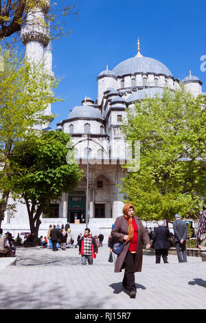 Istanbul, Turchia : la gente a piedi passato la nuova moschea (Yeni Camii) costruita tra il 1660 e il 1665, un Ottoman Imperial moschea in Eminönü trimestre, Foto Stock