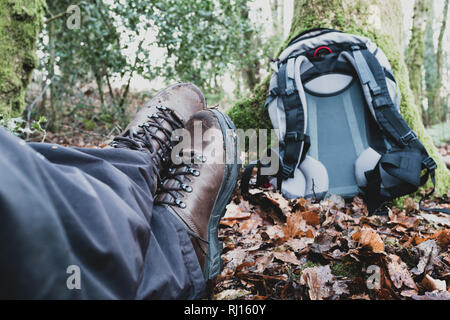 Un uomo seduto nel bosco. Foto Stock