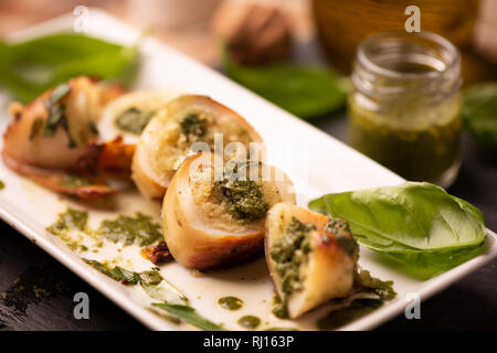 Calamari Ripieni con basilico closeup. Foto Stock