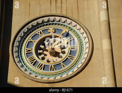 Cattedrale orologio sopra la porta sud, Cattedrale di Norwich Norfolk, Inghilterra. Foto Stock