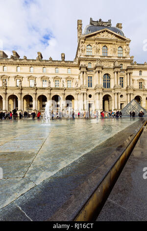 Parigi (Francia) - Vista del famoso Museo del Louvre in inverno e giorno di pioggia. Il museo del Louvre è uno dei più grandi e più visitato musei di tutto il mondo Foto Stock