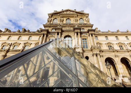 Parigi (Francia) - Vista del famoso Museo del Louvre e la piramide in un inverno e giorno di pioggia Foto Stock
