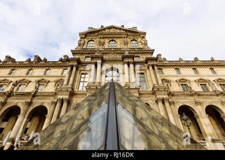 Parigi (Francia) - Vista del famoso Museo del Louvre e la piramide in un inverno e giorno di pioggia Foto Stock