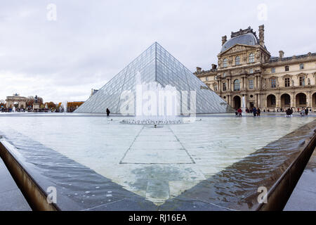 Parigi (Francia) - Vista del famoso Museo del Louvre e la piramide in un inverno e giorno di pioggia Foto Stock