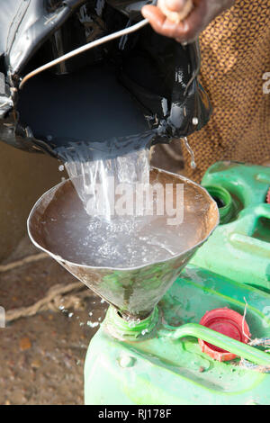 La-toden village, Provincia Yako, Burkina Faso. Le donne a riempire i contenitori di acqua da un pozzo nel loro giardino del mercato. Tuttavia vi è una carenza di acqua questo bene è quasi a secco. Foto Stock