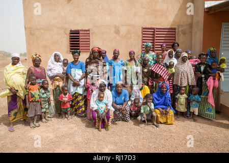 La-toden village, Provincia Yako, Burkina Faso. Gruppo di donne facendo una nutriente porridge di farina e mescolare ingredienti includono cowpeas, arachidi, zucchero, soia, iodene sale, minerali e vitamine che essi fabbricano e vendono quando vi è una richiesta. Foto Stock