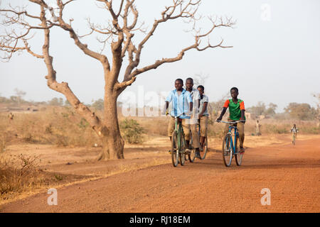 Yako Provincia, Burkina Faso; i ragazzi sul loro modo a scuola sulla strada dalla città Yako a Samba. Foto Stock