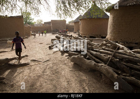 Il villaggio di Samba, Provincia Yako, Burkina Faso: Villaggio vita quotidiana accanto a Collette Guiguemde è composto. Foto Stock