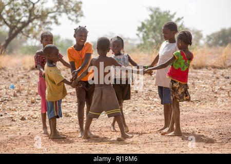 Il villaggio di Samba, Provincia Yako, Burkina Faso; i bambini a giocare insieme. Foto Stock