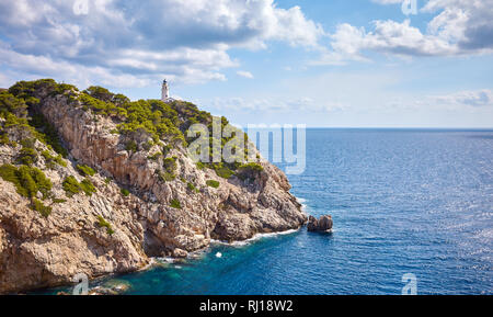 Paesaggio panoramico con Capdepera faro in distanza, Mallorca, Spagna. Foto Stock