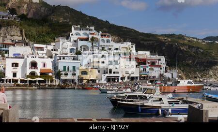 Porto e paese, Ischia, Italia Foto Stock