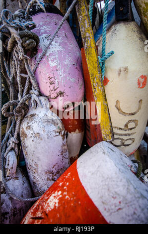 Vecchio weathered bouys attaccato ad una tettoia in legno su Cape Cod Foto Stock