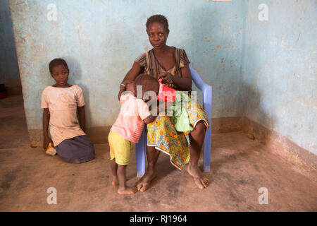 Il villaggio di Samba, Provincia Yako, Burkina Faso; Sally Zoundi, 35, con il suo bambino Salomon Zoundi, 15 mesi, e sua figlia Zalissa Zoundi, 10. Foto Stock