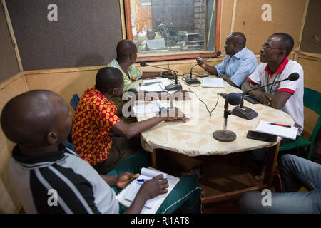 Yako town, Burkina Faso : educativo programma radio su nutrizione e sicurezza alimentare essendo trasmesso in diretta a Radio Natigmbzanga. Foto Stock