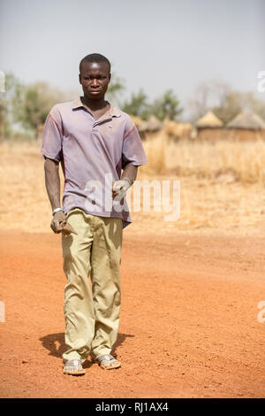 Villaggio Kourono, provincia Yako, Burkina Faso; Moussa Mande il figlio più anziano sulla strada per le miniere d'oro. Egli non ha alcuna istruzione, a differenza dei suoi fratelli e sorelle. Foto Stock