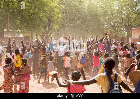 Il villaggio di Samba, Provincia Yako, Burkina Faso: I bambini celebrano dopo la loro scuola vince un inter-scuola partita di calcio. Foto Stock