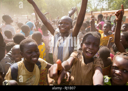 Il villaggio di Samba, Provincia Yako, Burkina Faso: I bambini celebrano dopo la loro scuola vince un inter-scuola partita di calcio. Foto Stock