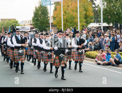 Albury-Wodonga pifferi e tamburi marching nell'Anzac parade nella città di Wodonga, Victoria, Australia Foto Stock