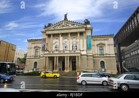 Praga, Repubblica Ceca - Facciata della Statni Opera (Opera di Stato) a Praga. Esterno di architettura neorinascimentale Praga Opera House. Foto Stock