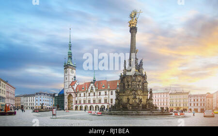 La piazza e la Colonna della Santa Trinità arruolato nella Lista del Patrimonio mondiale dell'Unesco e orologio astronomico nel municipio di Olomouc, Repubblica Ceca Foto Stock