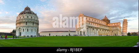 Sky panorama al tramonto del Duomo di Pisa (Duomo di Pisa) con Torre Pendente (Torre di Pisa) e il Battistero di San Giovanni (il Battistero di Pisa) in Italia Foto Stock