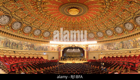 Interno dell'accogliente e suggestiva sala da concerto in Romanian Athenaeum (Ateneul Roman o rumeno Opera House) in Cluj Napoca, Romania. Foto Stock