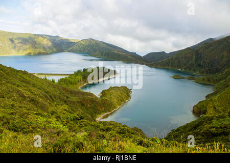 Vista del paesaggio del Agua de Pau caldera e Lagoa do Fogo sotto la nebbia cielo con grande profondità di campo Foto Stock