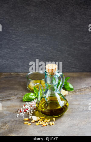 Pesto ingredienti su sfondo vintage Foto Stock