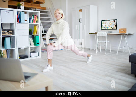 Donna matura fare yoga Foto Stock