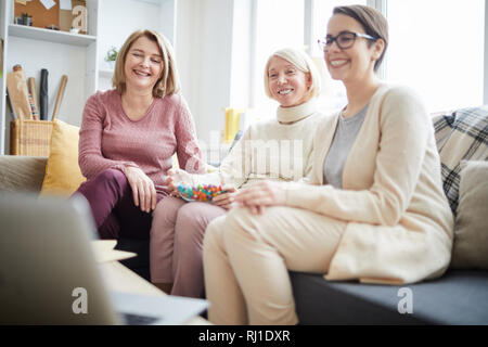Un gruppo di donne di guardare video Foto Stock