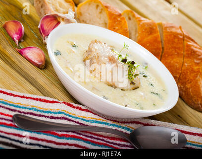 Musica Tradizionale Scozzese cullen skink - Zuppa di eglefino affumicato e verdure Foto Stock