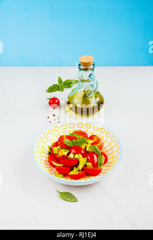 Insalata di verdure terrina ingredienti sani e chiudere fino Foto Stock