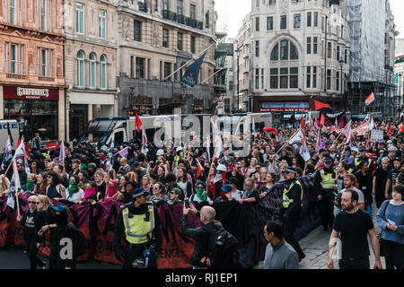 I dimostranti prendere per le strade di Londra. Foto Stock