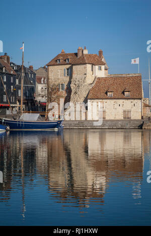 Il Honfleur sventola su La Lieutenance, situato sul porto o Vieux Bassin a Honfleur, Francia. Foto Stock