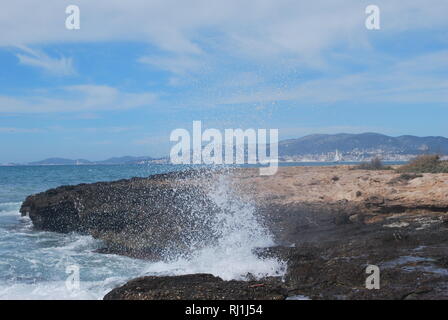 Le onde che si infrangono lungo un sentiero sul lungomare di Palma di Mallorca, Spagna Foto Stock