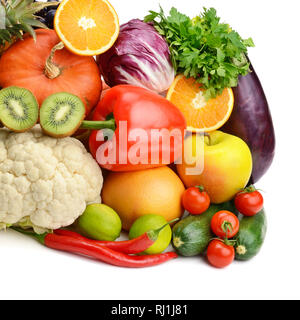 Frutta e verdura isolati su sfondo bianco Foto Stock