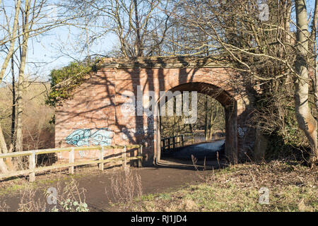 Il riscontro del demolito il ponte ferroviario che una volta portato la linea da Sherburn a Elvet oltre il fiume usura in Durham, England, Regno Unito Foto Stock