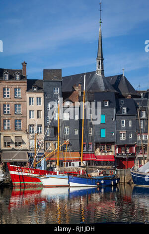 Case storiche dal porto di Honfleur, Francia Foto Stock