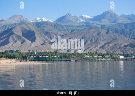 Issyk Kul, un grande e bellissimo lago salino nelle montagne di Kygyzstan Foto Stock