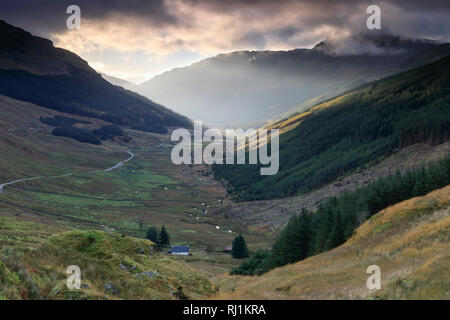 La vista a ovest dal resto e essere grati al Loch Lomond e il Trossachs National Park in Scozia. Foto Stock